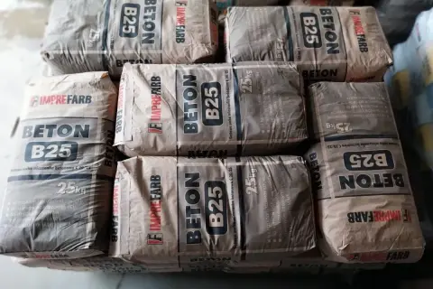 Siedem worków betonu B25 po 25 kg każdy. Informacje o tym, ile cementu na kubik betonu, znajdziesz na opakowaniu.