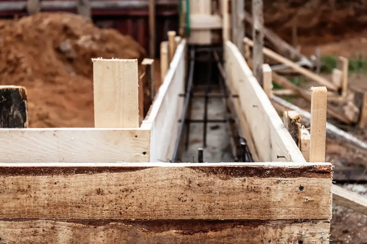 Fundament pod ogrodzenie - jak dobrać głębokość i zbrojenie