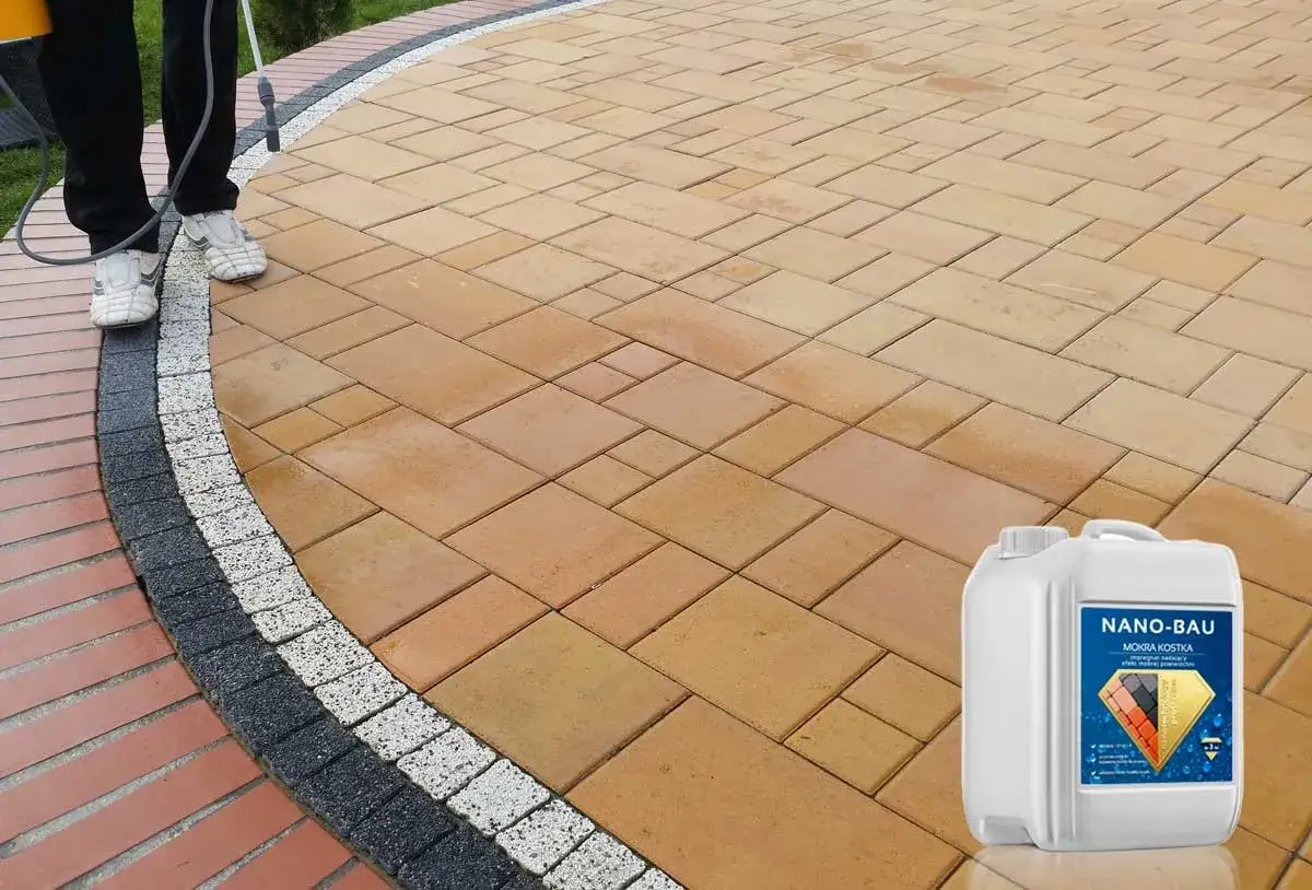 Aplikacja preparatu Nano-Bau na kostkę brukową, nadająca jej efekt mokrej kostki. Widoczne są nogi osoby opryskującej i kanister z produktem.