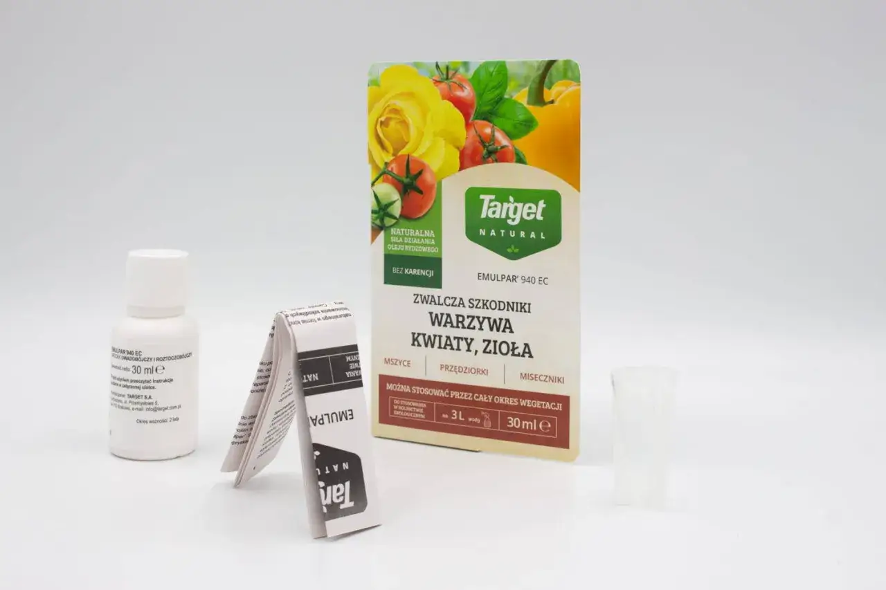 Emulpar 940 EC - zwalcza szkodniki warzyw, kwiatów i ziół. Opakowanie zawiera instrukcję i miarkę, podane jest dawkowanie 30 ml na 3 L wody.