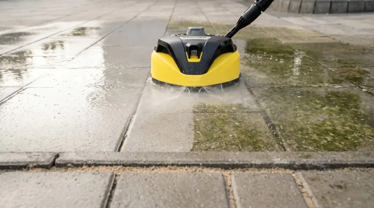 Myjka ciśnieniowa Karcher skutecznie czyści kostkę brukową z mchu i brudu.