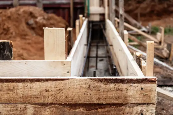 Fundament pod ogrodzenie - jak dobrać głębokość i zbrojenie